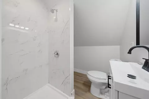 Bath - 5840 S Artesian Ave, Chicago, IL 60629 photo 3 of 4
