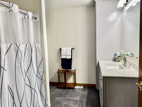 Bath - 2806 Becker Dr, Peru, IL 61354 photo 2 of 4