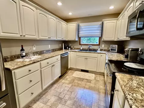 Kitchen - 2806 Becker Dr, Peru, IL 61354 photo 3 of 3