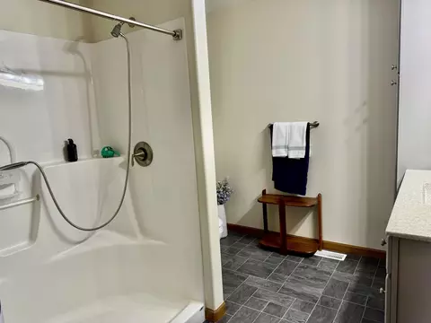 Bath - 2806 Becker Dr, Peru, IL 61354 photo 3 of 4