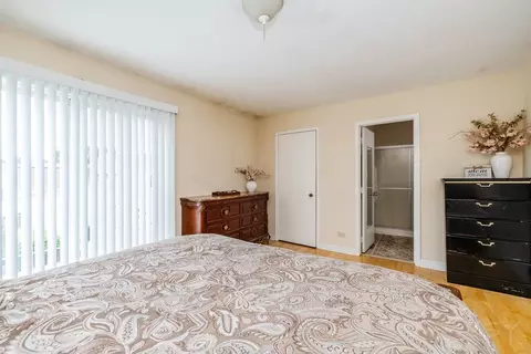 Bedroom - 2016 Raleigh Pl, Hoffman Estates, IL 60169 photo 2 of 3