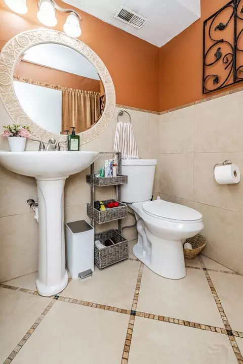 Bath - 2016 Raleigh Pl, Hoffman Estates, IL 60169 photo 1 of 3