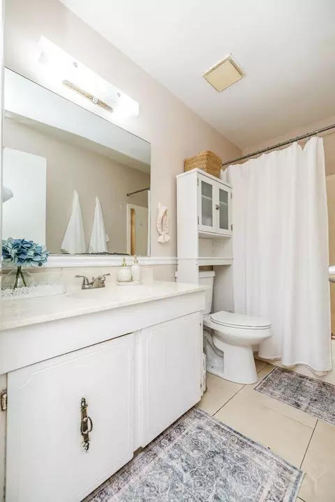 Bath - 2016 Raleigh Pl, Hoffman Estates, IL 60169 photo 3 of 3