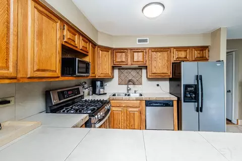 Kitchen - 2016 Raleigh Pl, Hoffman Estates, IL 60169 photo 2 of 3
