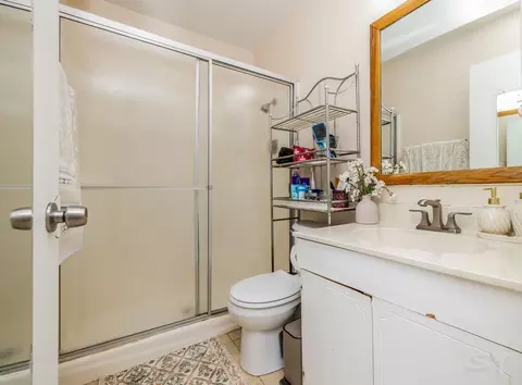 Bath - 2016 Raleigh Pl, Hoffman Estates, IL 60169 photo 2 of 3