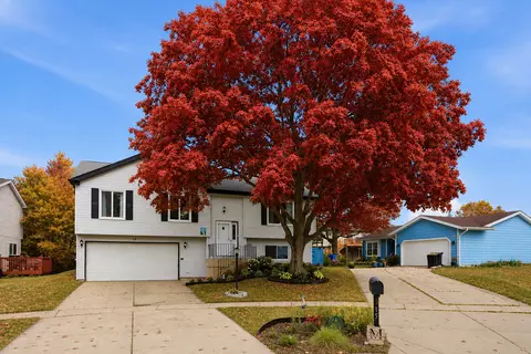 17 Windgate Ct, Streamwood, IL 60107