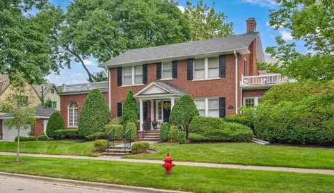 220 Maple Ave, Wilmette, IL 60091