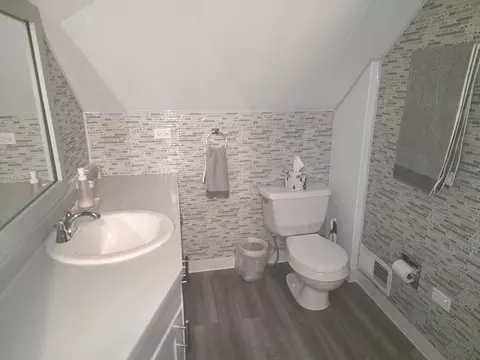 Bath - 1456 N Rohde Ave, Berkeley, IL 60163 photo 1 of 2