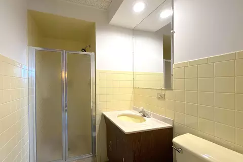 Bath - 3000 Starling Ln, Rolling Meadows, IL 60008 photo 2 of 3
