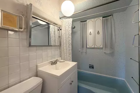Bath - 3000 Starling Ln, Rolling Meadows, IL 60008 photo 1 of 3