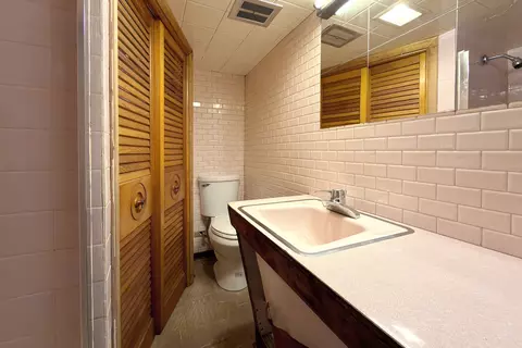 Bath - 3000 Starling Ln, Rolling Meadows, IL 60008 photo 3 of 3