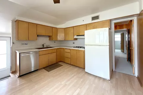 Kitchen - 3000 Starling Ln, Rolling Meadows, IL 60008 photo 1 of 3