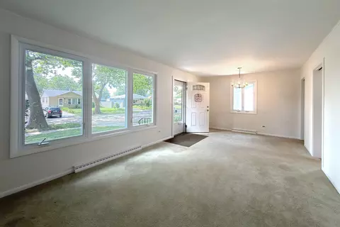 Living - 3000 Starling Ln, Rolling Meadows, IL 60008 photo 2 of 5