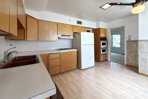 Kitchen - 3000 Starling Ln, Rolling Meadows, IL 60008 photo 2 of 3