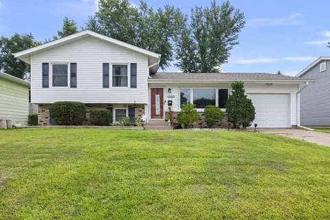 3121 Greenbrier Dr, Bettendorf, IA 52722