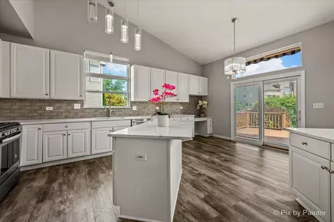 Kitchen - 2317 Barrett Dr, Algonquin, IL 60102 photo 2 of 6