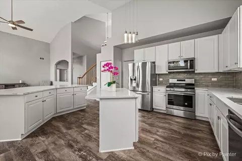 Kitchen - 2317 Barrett Dr, Algonquin, IL 60102 photo 5 of 6