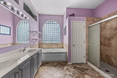 Bath - 2317 Barrett Dr, Algonquin, IL 60102 photo 2 of 5