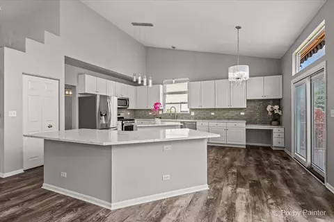 Kitchen - 2317 Barrett Dr, Algonquin, IL 60102 photo 6 of 6