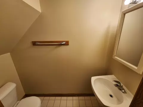 Bath - 2363 E 70th Pl #B, Chicago, IL 60649 photo 2 of 4