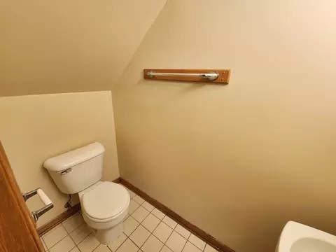 Bath - 2363 E 70th Pl #B, Chicago, IL 60649 photo 1 of 4