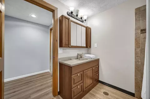 Bath - 2831 Rutherford Dr, Bloomington, IL 61705 photo 4 of 4