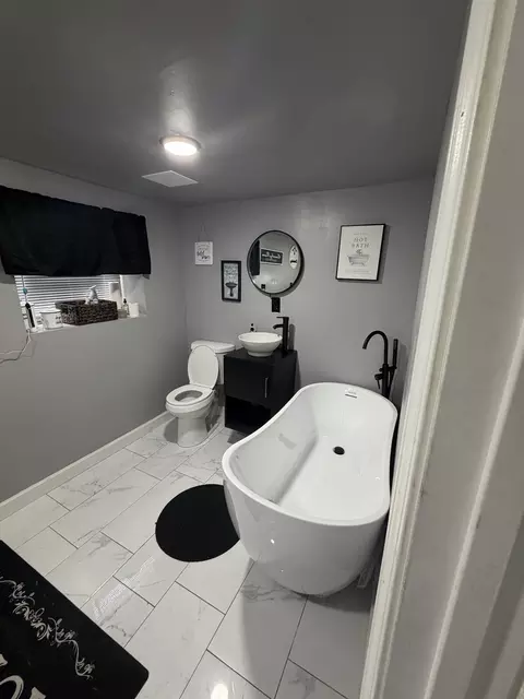 Bath - 5741 S Artesian Ave, Chicago, IL 60629 photo 1 of 1
