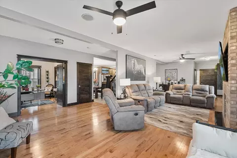 Living - 302 9th St, Silvis, IL 61282 photo 1 of 4