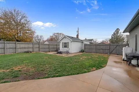 Exterior - 302 9th St, Silvis, IL 61282 photo 10 of 11