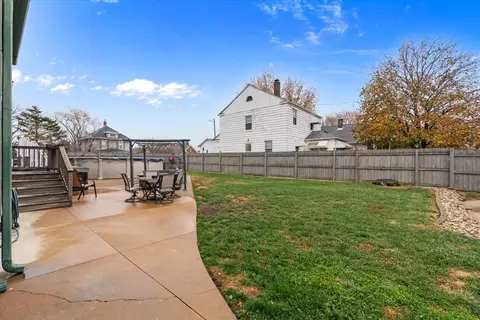 Exterior - 302 9th St, Silvis, IL 61282 photo 8 of 11