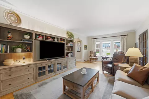 Living - 933 22nd St, Moline, IL 61265 photo 3 of 3
