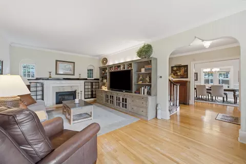 Living - 933 22nd St, Moline, IL 61265 photo 2 of 3