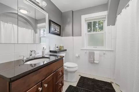 Bath - 933 22nd St, Moline, IL 61265 photo 2 of 3