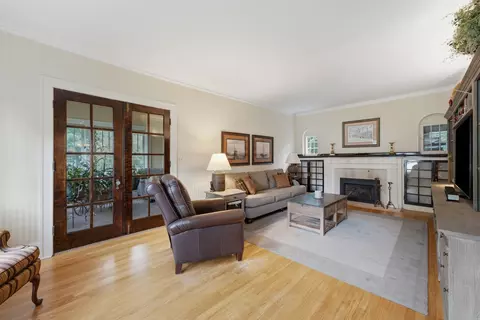 Living - 933 22nd St, Moline, IL 61265 photo 1 of 3