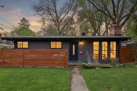 Exterior - 2016 Main St, Evanston, IL 60202 photo 2 of 3