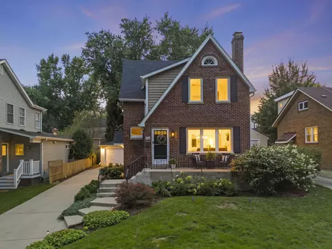 Exterior - 810 N Summit St, Wheaton, IL 60187 photo 14 of 15