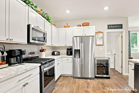 Kitchen - 1806 Doolin Ave, Mchenry, IL 60050 photo 5 of 7