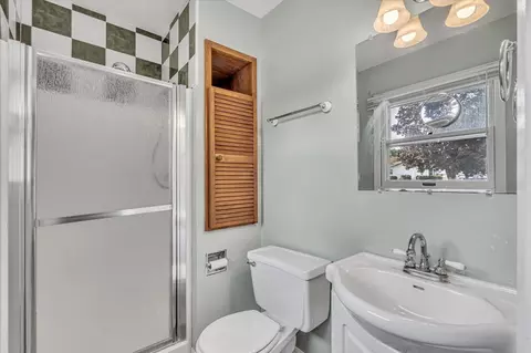 Bath - 62 Park View Dr, Park View, IA 52748 photo 1 of 3