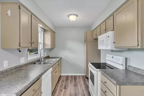 Kitchen - 62 Park View Dr, Park View, IA 52748 photo 1 of 4