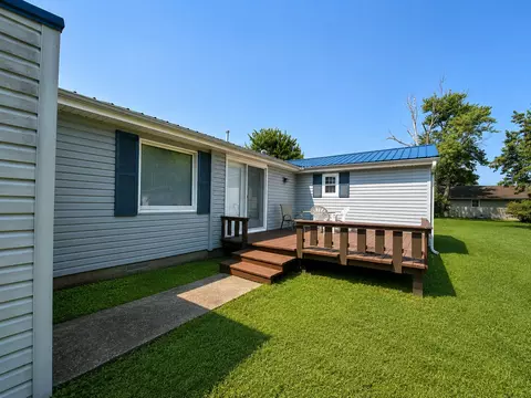 Exterior - 834 W 7th St, Flora, IL 62839 photo 3 of 11