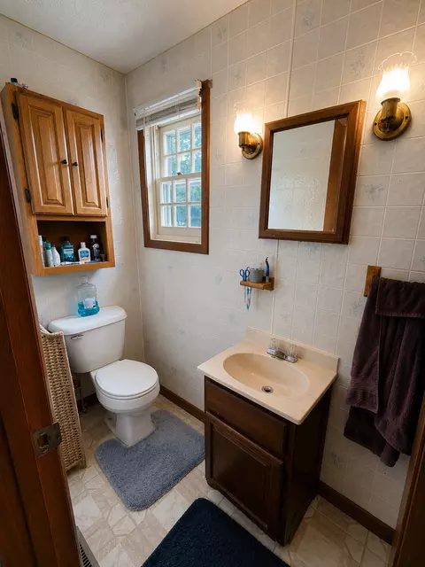 Bath - 834 W 7th St, Flora, IL 62839 photo 1 of 2