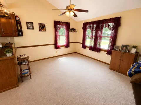 Living - 834 W 7th St, Flora, IL 62839 photo 2 of 3