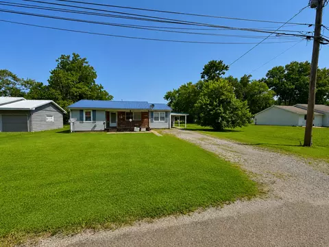 Exterior - 834 W 7th St, Flora, IL 62839 photo 10 of 11