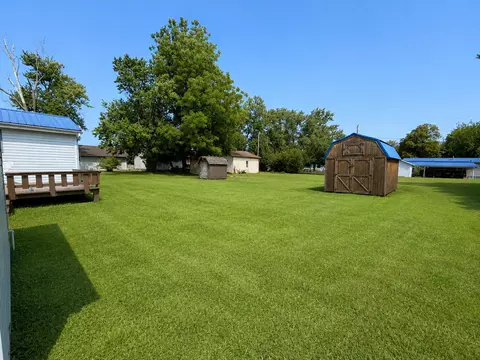Exterior - 834 W 7th St, Flora, IL 62839 photo 8 of 11