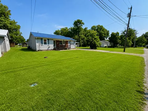 Exterior - 834 W 7th St, Flora, IL 62839 photo 9 of 11