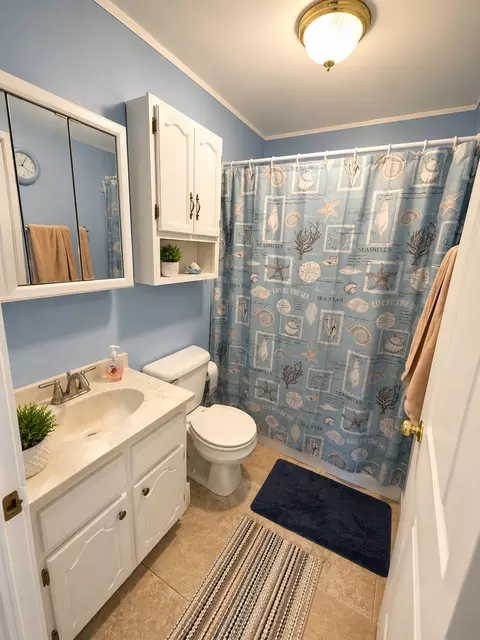 Bath - 834 W 7th St, Flora, IL 62839 photo 2 of 2