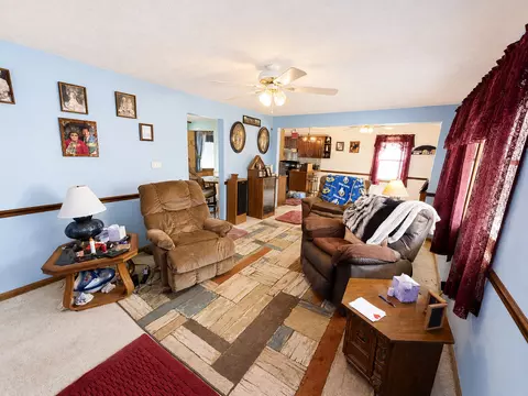 Living - 834 W 7th St, Flora, IL 62839 photo 1 of 3