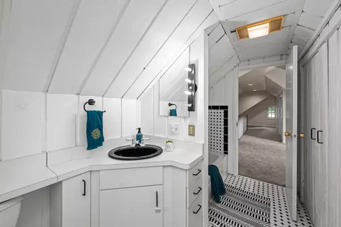 Bath - 2301 15th Ave, Moline, IL 61265 photo 4 of 6