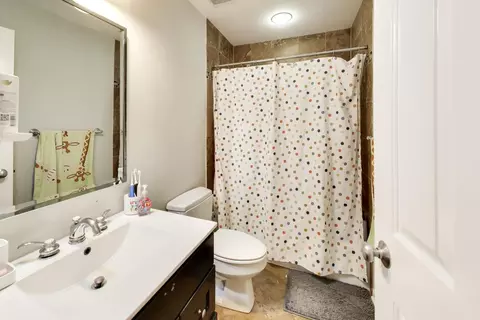 Bath - 3111 N Seminary Ave #1N, Chicago, IL 60657 photo 2 of 3