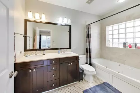 Bath - 3111 N Seminary Ave #1N, Chicago, IL 60657 photo 1 of 3